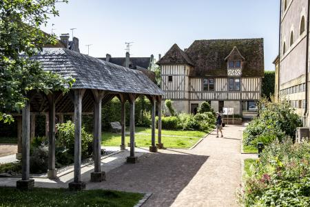 Arrières des Dominicaines&herbe&colombage&lavoir&buisson&fenetre