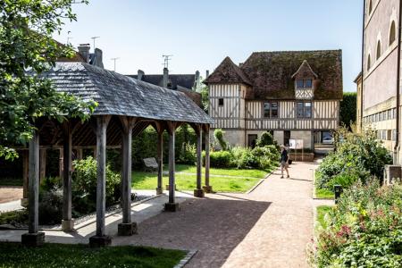 Arrieres-des-Dominicaines-herbe-colombage-lavoir-buisson-fenetre
