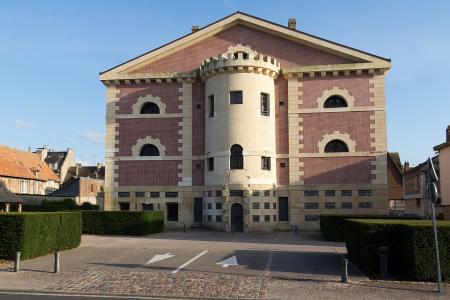 Façade de l'ancienne prison (Pont-l'Évêque, Calvados, France)
