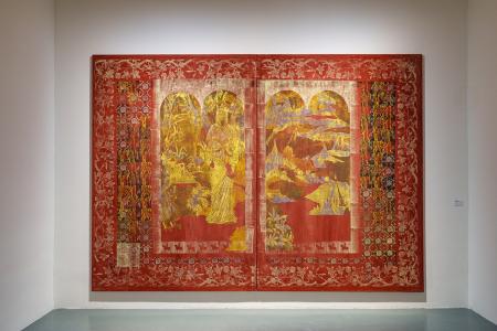 Tapisserie rouge, inogravure et huile sur toile, 280x390cm, 2024. vue d'exposition - Copie