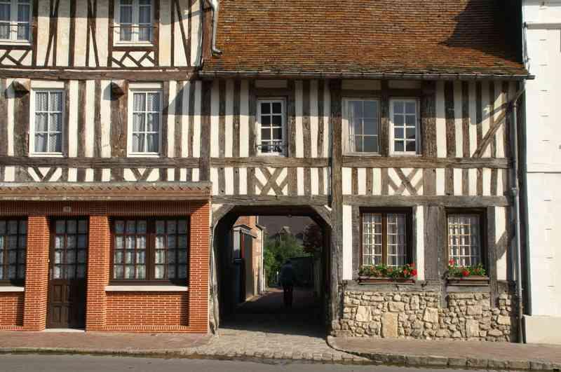 Mur coupe-feu entre des maisons à colombages (datant du Moyen Age)