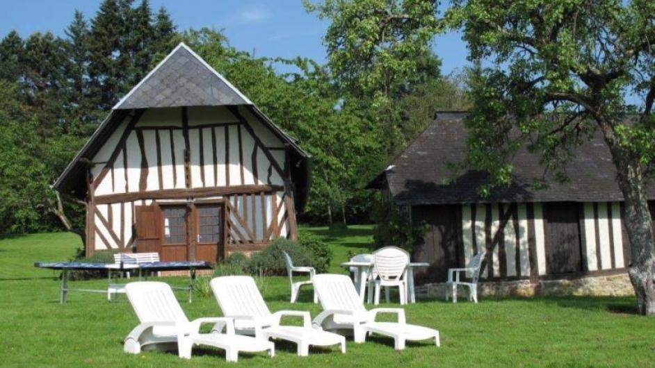 Gîte La Charretterie - maison normande - façade en colombage - extérieur - jardin - table de ping pong - Les Authieux-sur-Calonne - Normandie - Calvados 