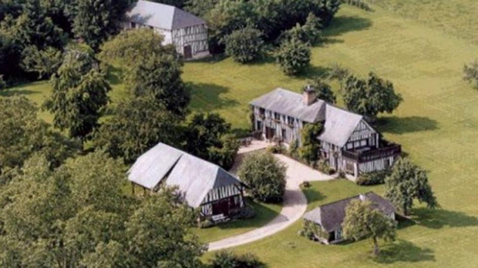 Gîte La Charretterie - vue du ciel - extérieur - maison normande - façade en colombage - Les Authieux-sur-Calonne - Normandie - Calvados