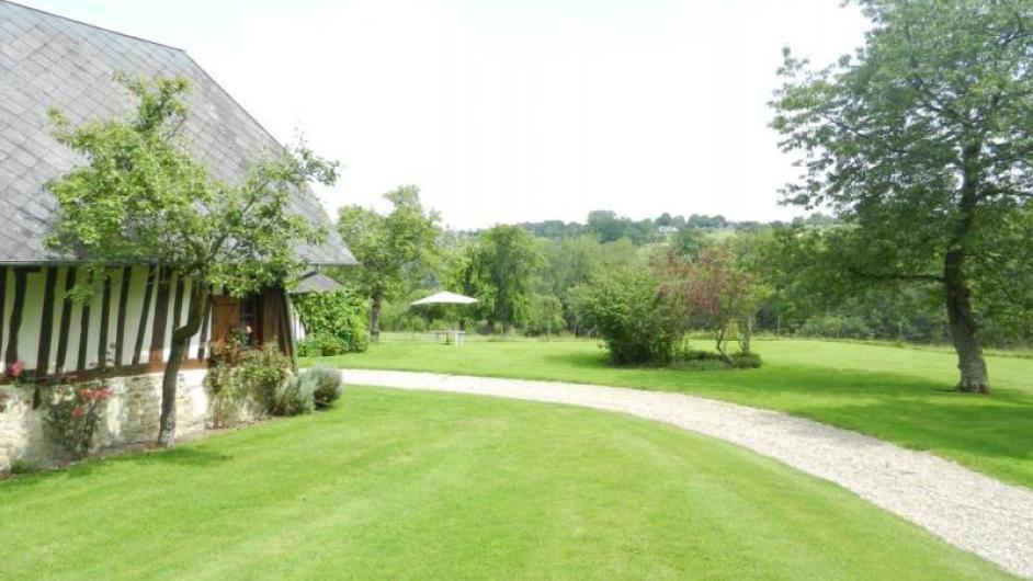 Gîte La Charretterie - jardin - extérieur - façade en colombage - maison normande - allée - Les Authieux-sur-Calonne - Normandie - Calvados