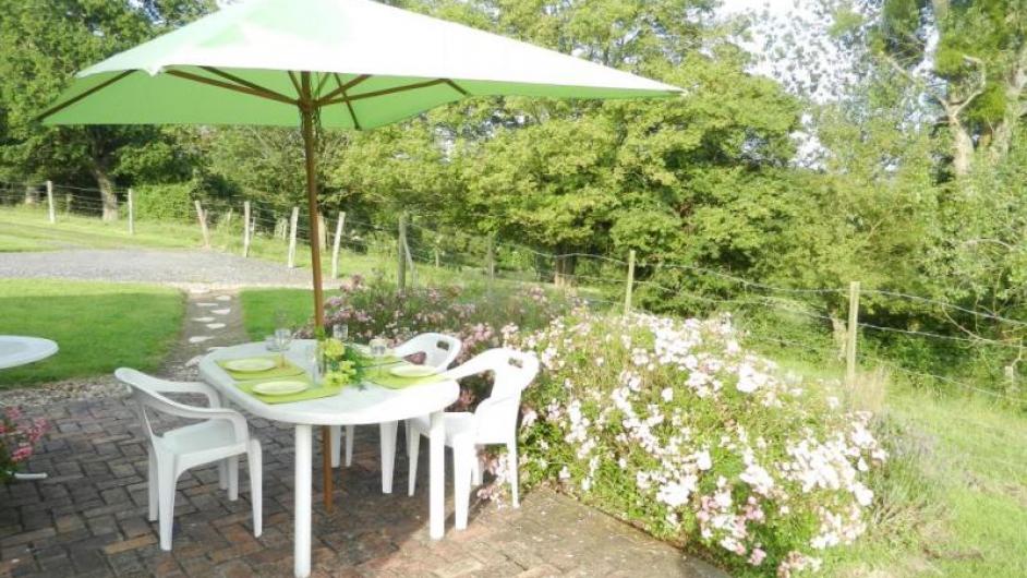 Gîte La Bergerie - terrasse - table - extérieur - Les Authieux-sur-Calonne - Normandie - Calvados