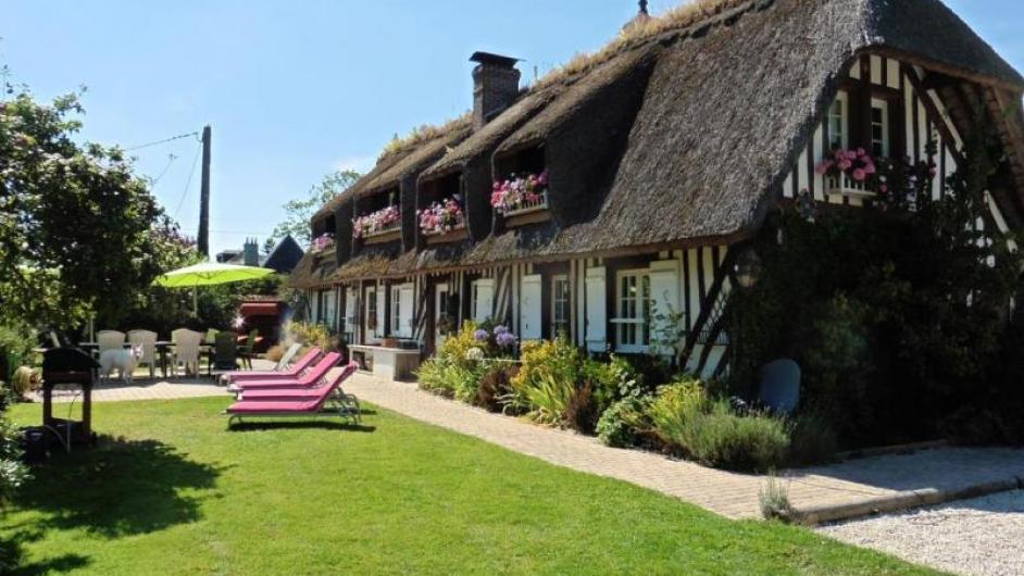 Gîte Le Pré d'Haucourt - chaumière - maison normande - façade - extérieur - terrasse - jardin - St-Pierre-Azif - Normandie - Calvados