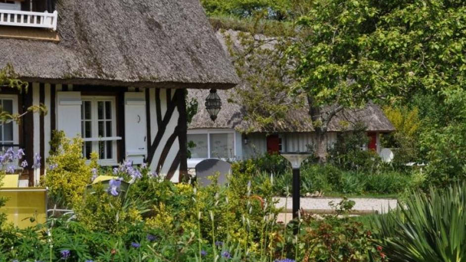 Gîte Le Pré d'Haucourt - extérieur - chaumière - maison normande - façade en colombage - St-Pierre-Azif - Normandie - Calvados