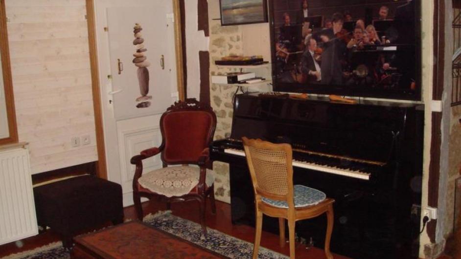 Gîte Le Pré d'Haucourt - intérieur - salle détente - piano - salle de musique - St-Pierre-Azif - Normandie - Calvados