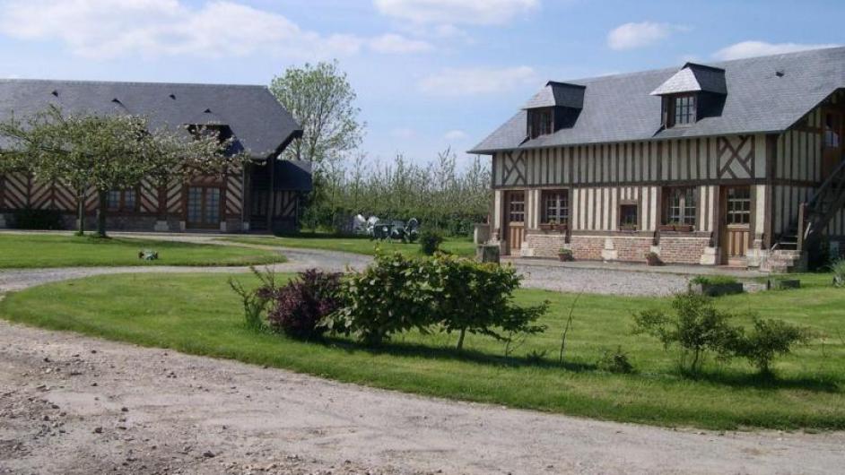 Chambres d'hôtes Les Vergers de la Vicomté d'Auge - extérieur - façade - maison en colombage - maison normande - allée - parking - Clarbec - Normandie - Calvados