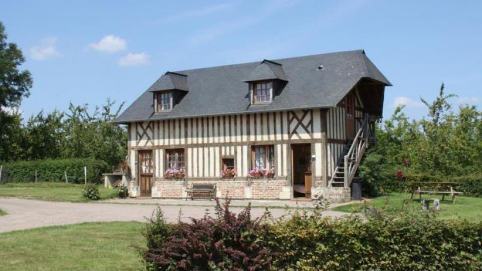 Chambres d'hôtes Les Vergers de la Vicomté d'Auge - façade en colombage - maison normande - extérieur - entrée - parking - Clarbec - Normandie - Calvados 