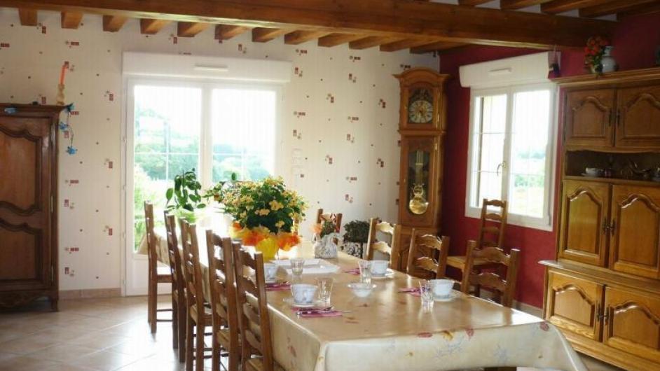 Chambres d'hôtes la Ferme des Hayes - intérieur - salle à manger - table - petit déjeuner - Formentin - Normandie - Calvados 