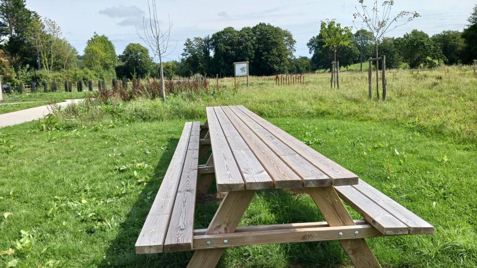 Table de pique nique théâtre de verdure du parc du vestige du château Blangy-le-Château