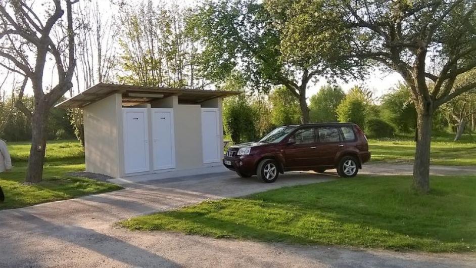 Aire Naturelle de Camping -  arbres - ombre - sanitaire - Reux - Normandie - Calvados 