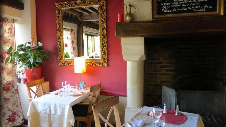 Restaurant l'Auberge de la Touques - cheminée - salle intérieur - tables - Pont-l'Evêque - Normandie - Calvados 