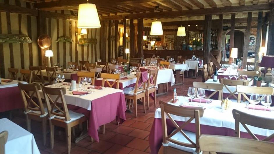 Restaurant l'Auberge de la Touques - salle intérieur du restaurant - cuisine du terroir raffinée et revisitée - Pont-l'Evêque - Normandie - Calvados  