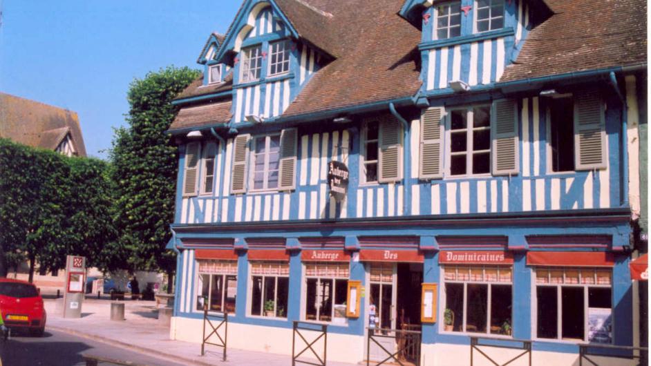 Auberge des Dominicaines - © - extérieur - façade du restaurant - enseigne - Pont-l'Evêque - Normandie - Calvados 