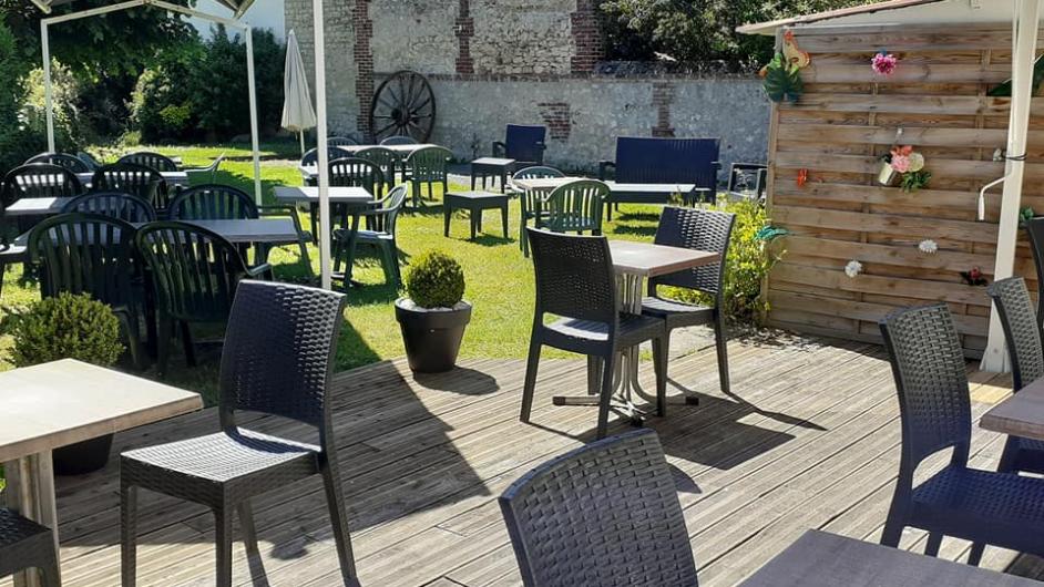 Terrasse restaurant Auberge du douet Saint-Martin-aux-Chartrains