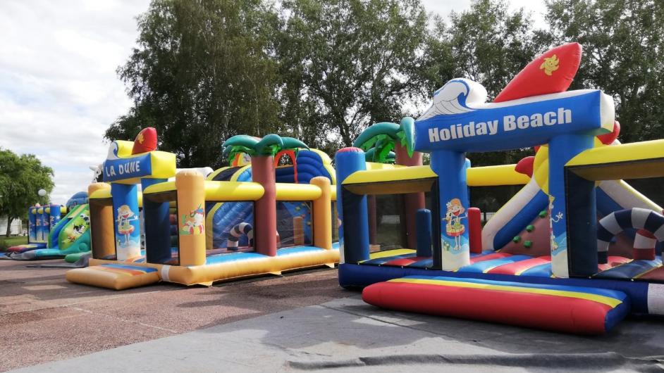 Structures gonflables, base loisirs du lac Terre d'Auge à Pont-l'Evêque, Pays d'Auge, Calvados, Normandie