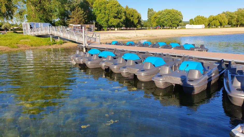 Ponton, base loisirs du lac Terre d'Auge à Pont-l'Evêque, Pays d'Auge, Calvados, Normandie