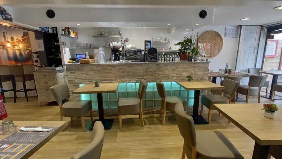 Brasserie Chez Maguy, salle et bar, Pont-l'Evêque, Pays d'Auge, Calvados, Normandie