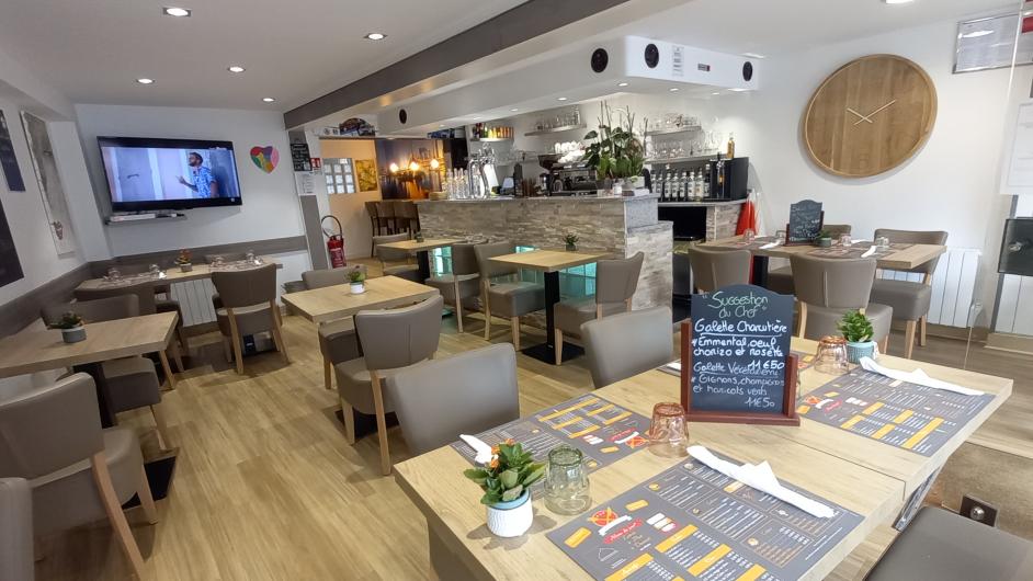 Brasserie Chez Maguy, salle et bar, Pont-l'Evêque, Pays d'Auge, Calvados, Normandie