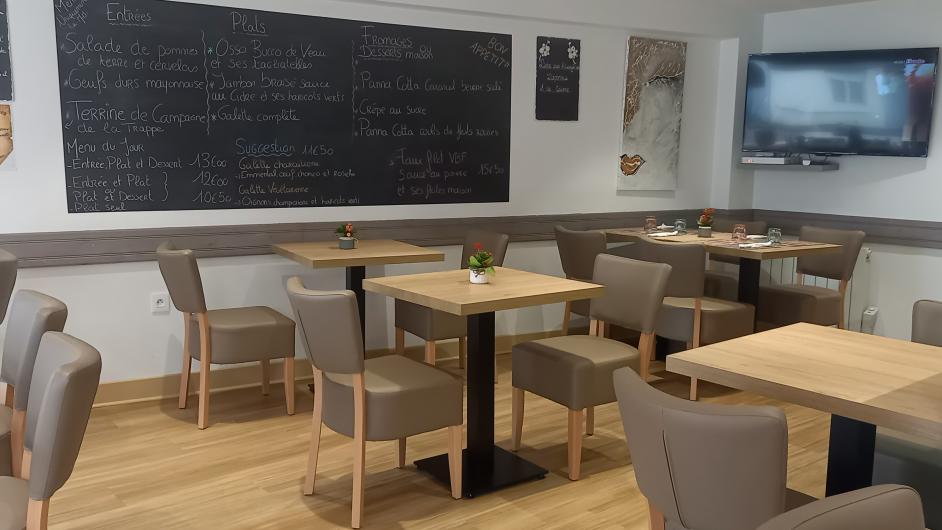 Brasserie Chez Maguy, salle et bar, Pont-l'Evêque, Pays d'Auge, Calvados, Normandie