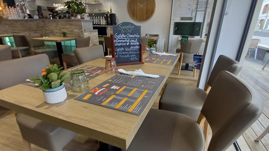 Brasserie Chez Maguy, salle et bar, Pont-l'Evêque, Pays d'Auge, Calvados, Normandie