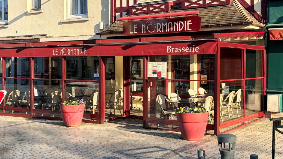 Façade le Normandie restaurant Pont-l'Evêque