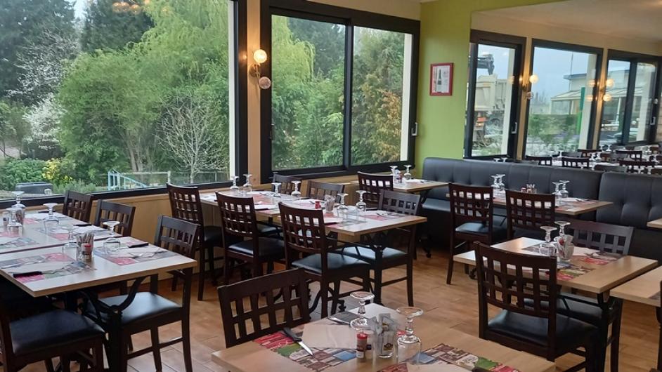Brasserie le Relais du Breuil - tables intérieur - Pont-l'Evêque - Calvados - Normandie