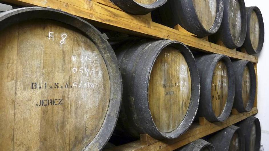 Distillerie artisanale calvados Christian Drouin - chais - tonneaux - Pont-l'Evêque - Normandie