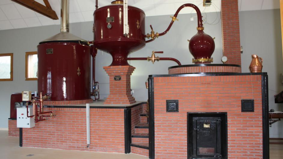 Calvados Pierre Huet - alambic - Route du cidre - Cambremer -  Pays d'Auge - Calvados - Normandie 