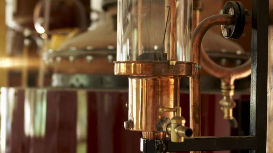 Calvados Pierre Huet - alambic - Route du cidre - Cambremer -  Pays d'Auge - Calvados - Normandie 