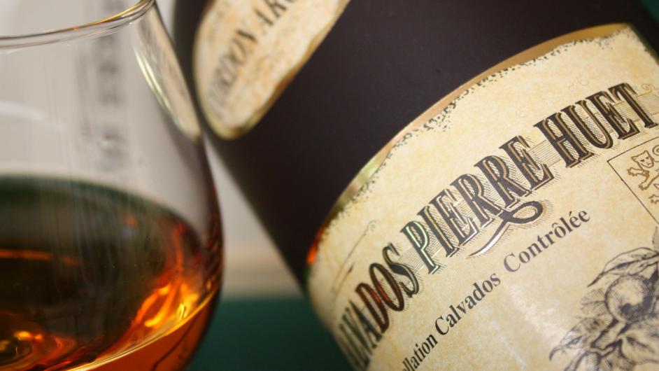 Calvados Pierre Huet - bouteille - Route du cidre - Cambremer -  Pays d'Auge - Calvados - Normandie 