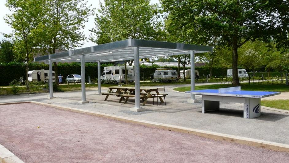 Camping de la vallée - 3 étoiles - Lisieux (3) - camping - pique-nique - table de ping pong 