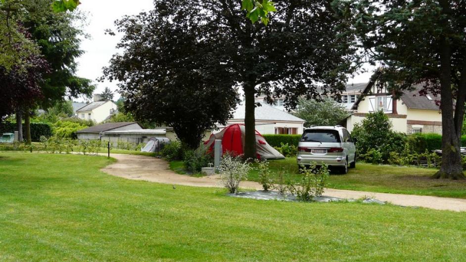 Camping de la vallée - 3 étoiles - Lisieux (4) - camping - emplacements - arbres - ombre
