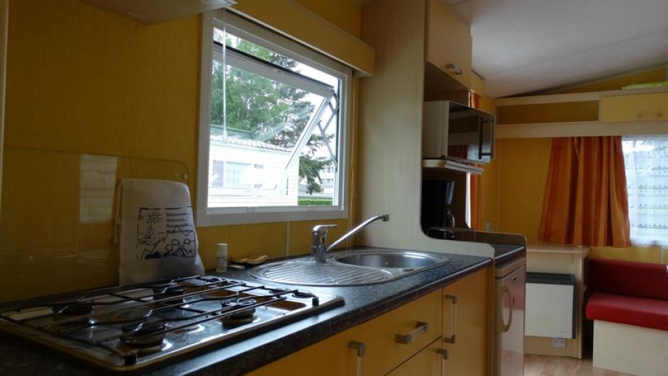 Camping de la Vallée à Lisieux - Espace cuisine dans le mobil home - Marion Nogueira
