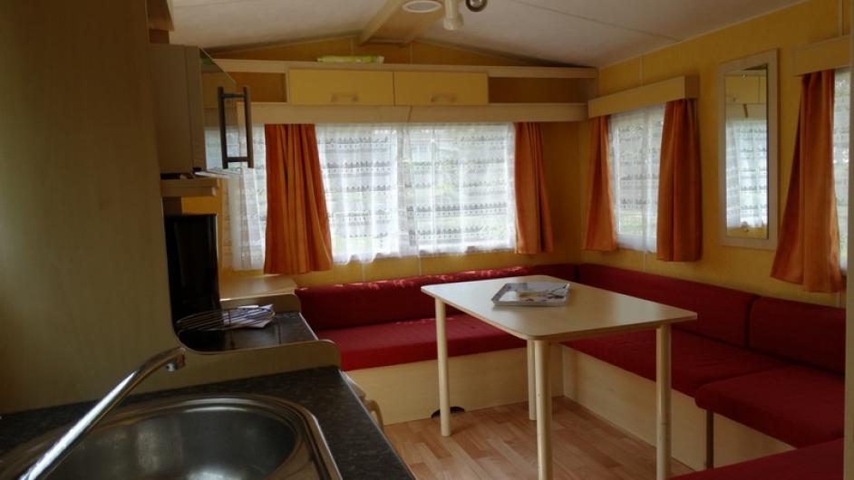 Camping de la Vallée à Lisieux - Espace salon - Espace cuisine - Marion Nogueira