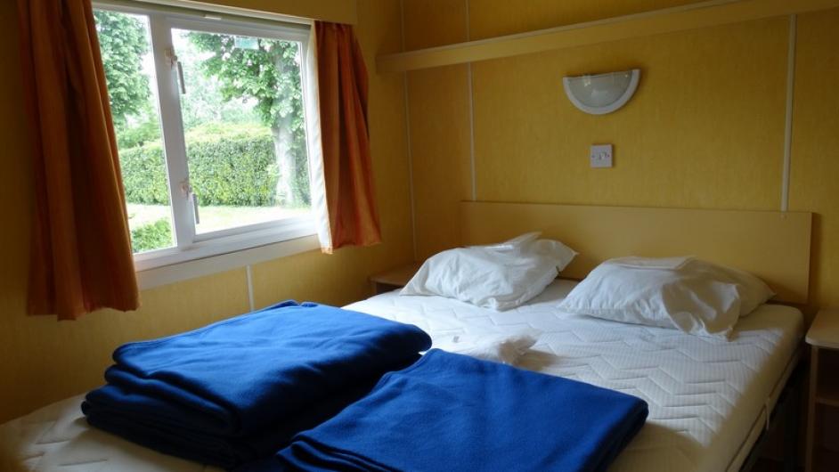 Camping de la Vallée à Lisieux - chambre - lit double - Marion Nogueira