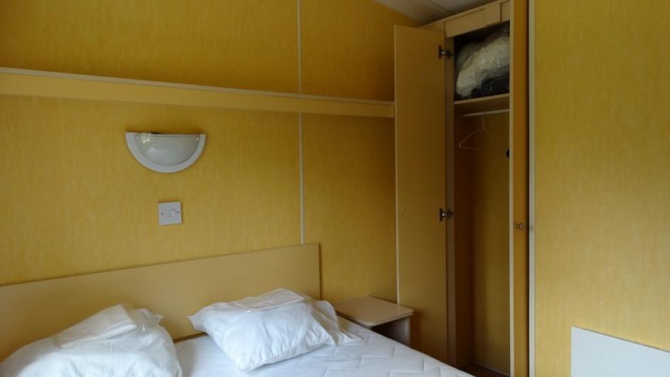 Camping de la Vallée à Lisieux - chambre - lit double - Placards - Marion Nogueira