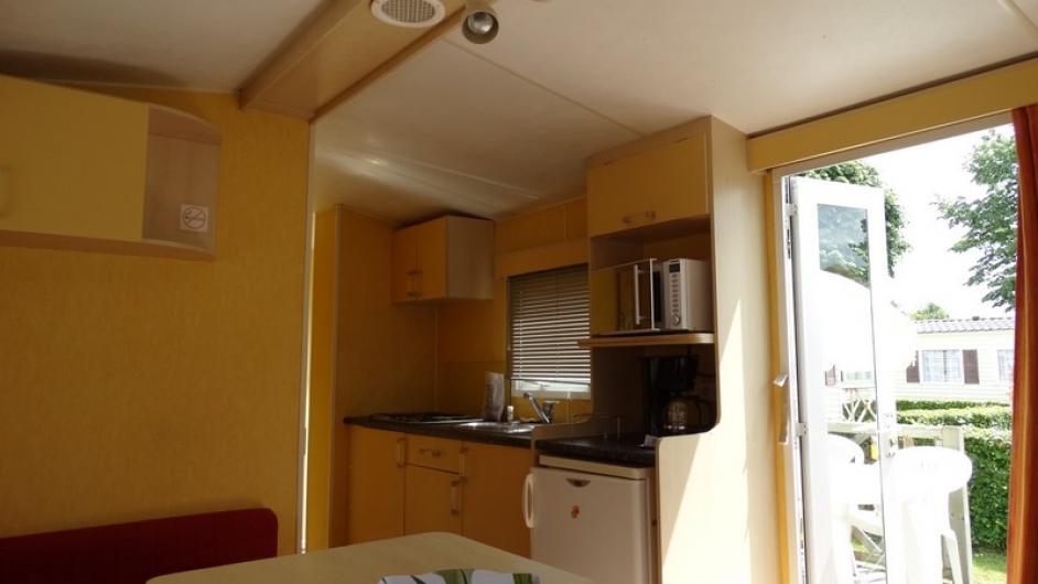 Camping de la Vallée à Lisieux Table - Espace cuisine - Espace salon - Marion Nogueira