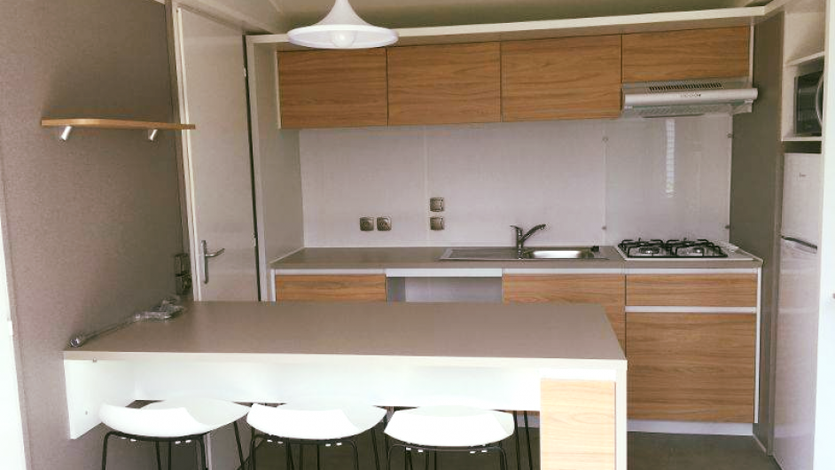 Camping du Lac Terre d'Auge **** - mobil-home - lodge - intérieur - cuisine - salle à manger - Pont-l'Evêque - Normandie - Calvados