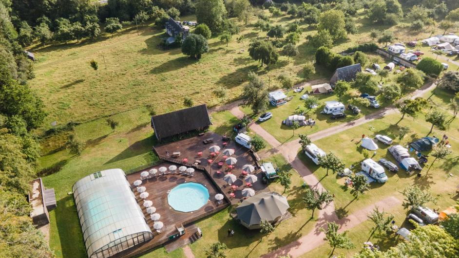 Vue du ciel piscine camping Huttopia Calvados Normandie