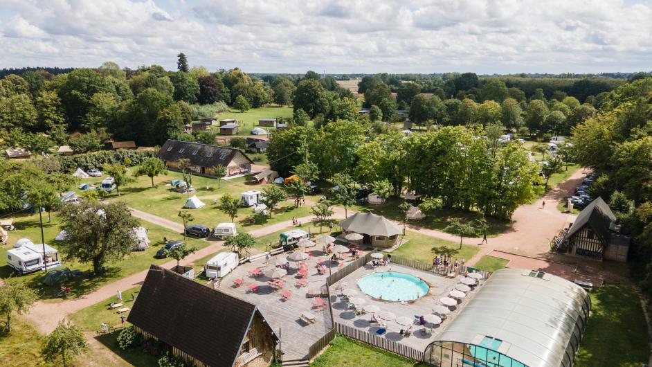 Vue du ciel piscine camping Huttopia Calvados Normandie