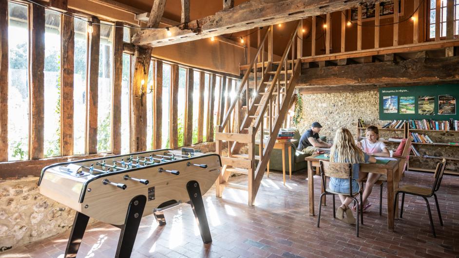 Jeux intérieurs baby-foot camping Huttopia Calvados Normandie