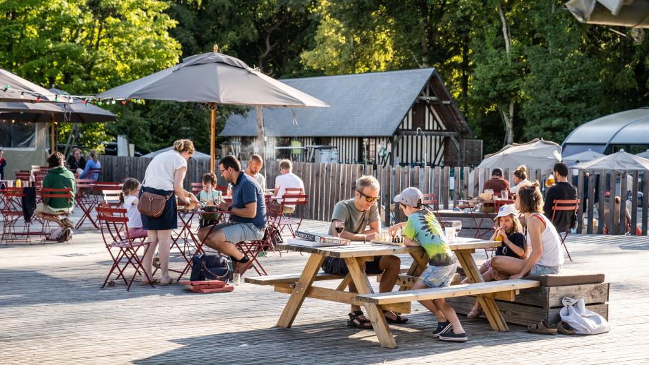 Tables extérieures camping Huttopia Calvados Normandie