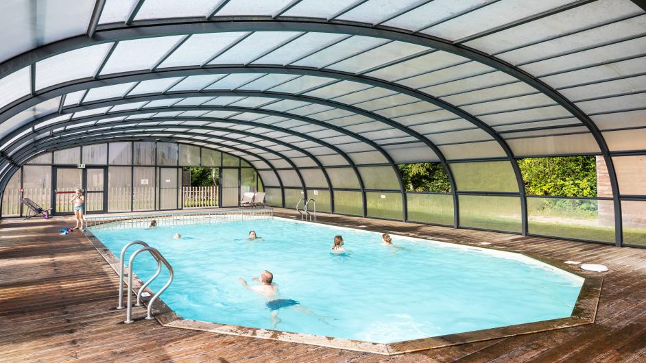 Piscine couverte camping Huttopia Calvados Normandie