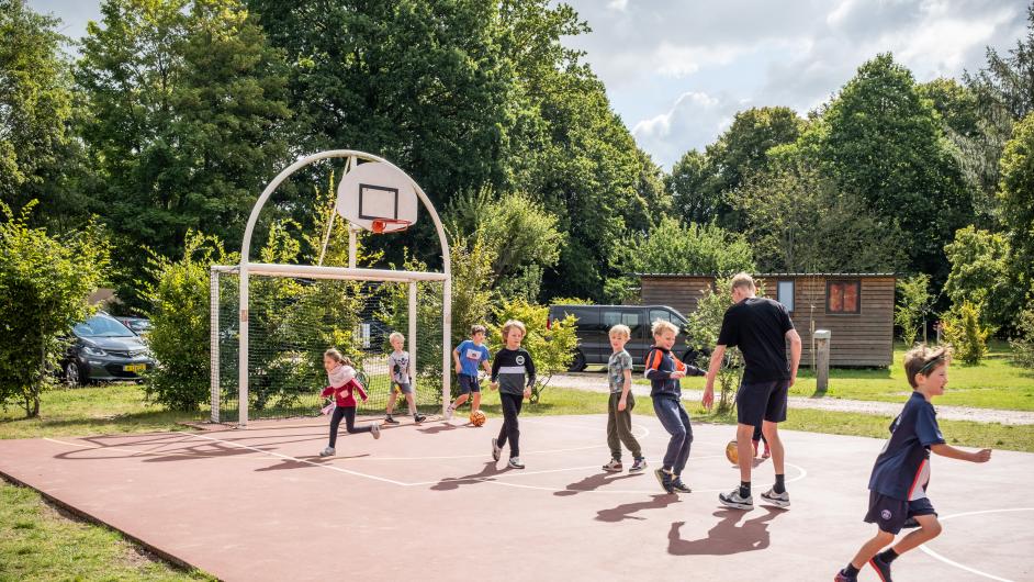 Terrain basket et foot camping Huttopia Calvados Normandie