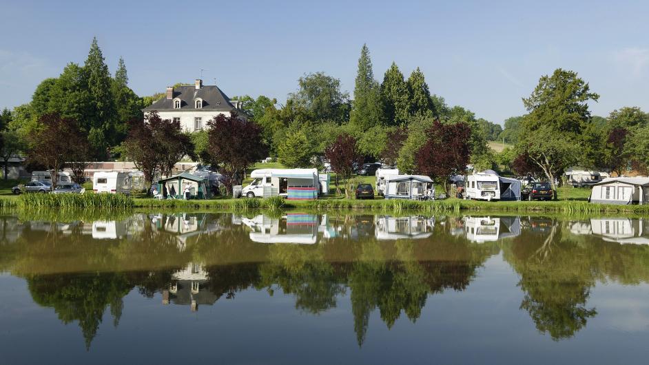 Plan d'eau et emplacements Castel Camping le Brévedent