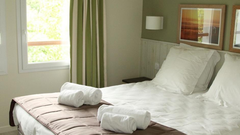 Parc résidentiel Pierre et Vacances Village Normandy Garden *** - intérieur - chambre - lit double - hôtel - Branville - Normandie - Calvados