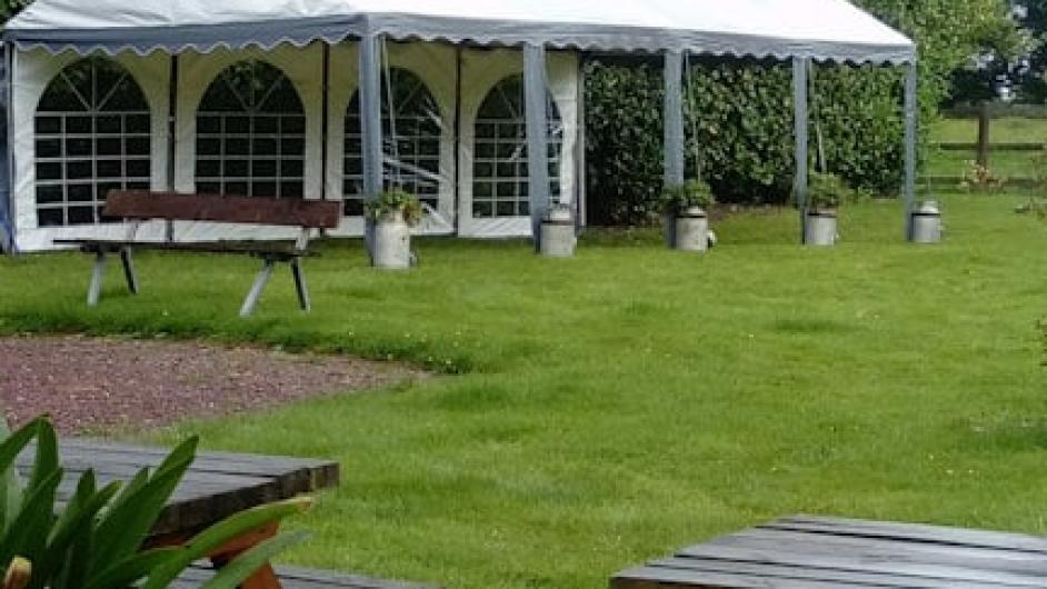 Jardin et tonnelle chambre d'hôtes à la ferme Mme Fossey Beaumont-en-Auge